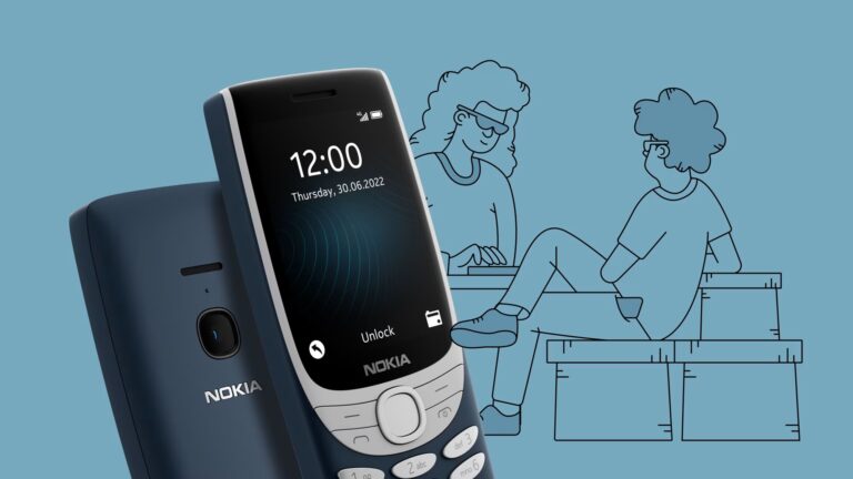 grafika przedstawiająca Nokię 8210 4G w kolorze niebieskim, w tle na niebieskim tle dwie naszkicowane postacie siedzą przy stole, jedna używa telefonu