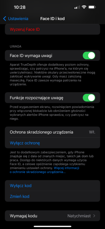Zrzut ekranu ustawień Face ID i kodu na iPhonie, pokazujący opcje i przełączniki do konfiguracji Face ID oraz funkcji bezpieczeństwa, na ciemnym tle.