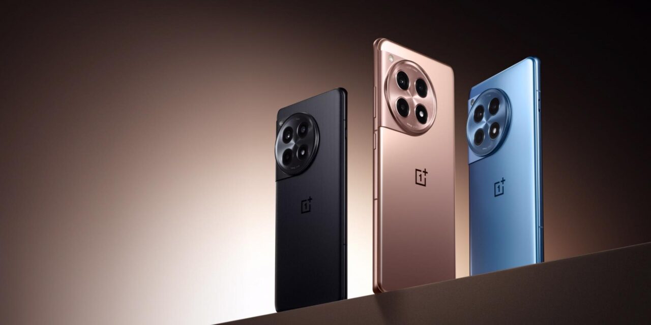 Trzy smartfony OnePlus ustawione pionowo z tylnymi kamerami w formie okrągłego modułu – jeden czarny, jeden różowo-złoty i jeden niebieski, na ciemnym tle.