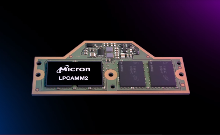 Moduł pamięci komputerowej z logotypem Micron, unosi się na ciemnym tle z fioletowym oświetleniem.