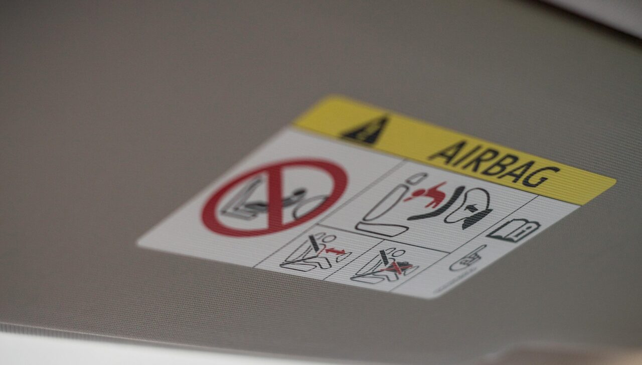 znaczek ostrzeżenie przed poduszką powietrzną w samochodzie