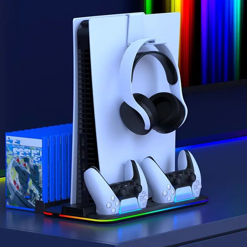 Stacja dokująca konsoli do gier PlayStation 5 z wbudowanym uchwytem na słuchawki i miejscem na kontrolery, podświetlana LEDami, z grami wideo ułożonymi obok.