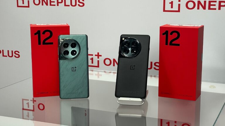 Dwa smartfony OnePlus 12 w kolorach zielonym i czarnym wsparte o pudełka z logotypem OnePlus, w tle czerwono-białe elementy graficzne z nazwą marki.