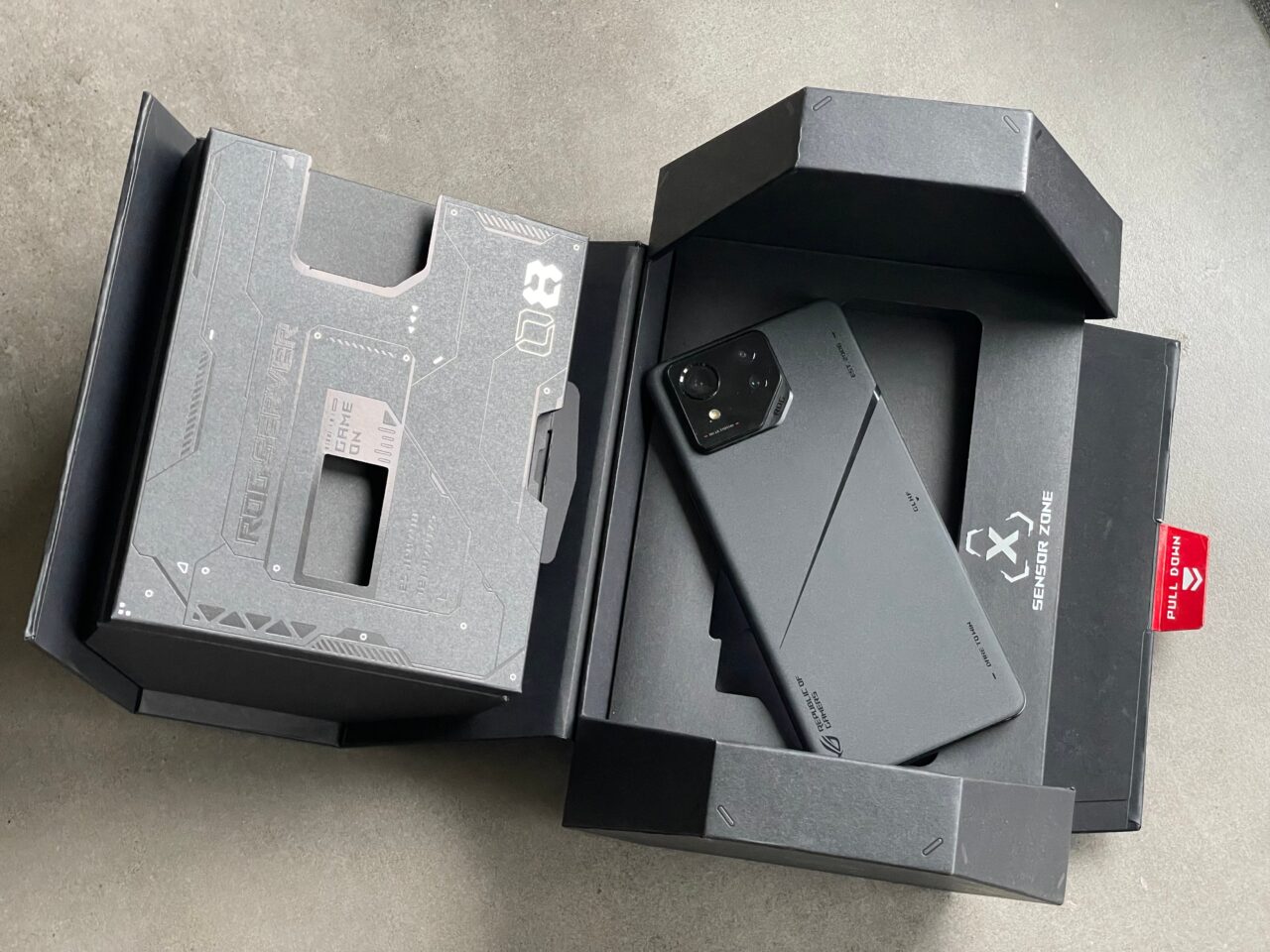 Recenzja Asus ROG Phone 8 Pro Edition. Opakowanie i akcesoria w zestawie