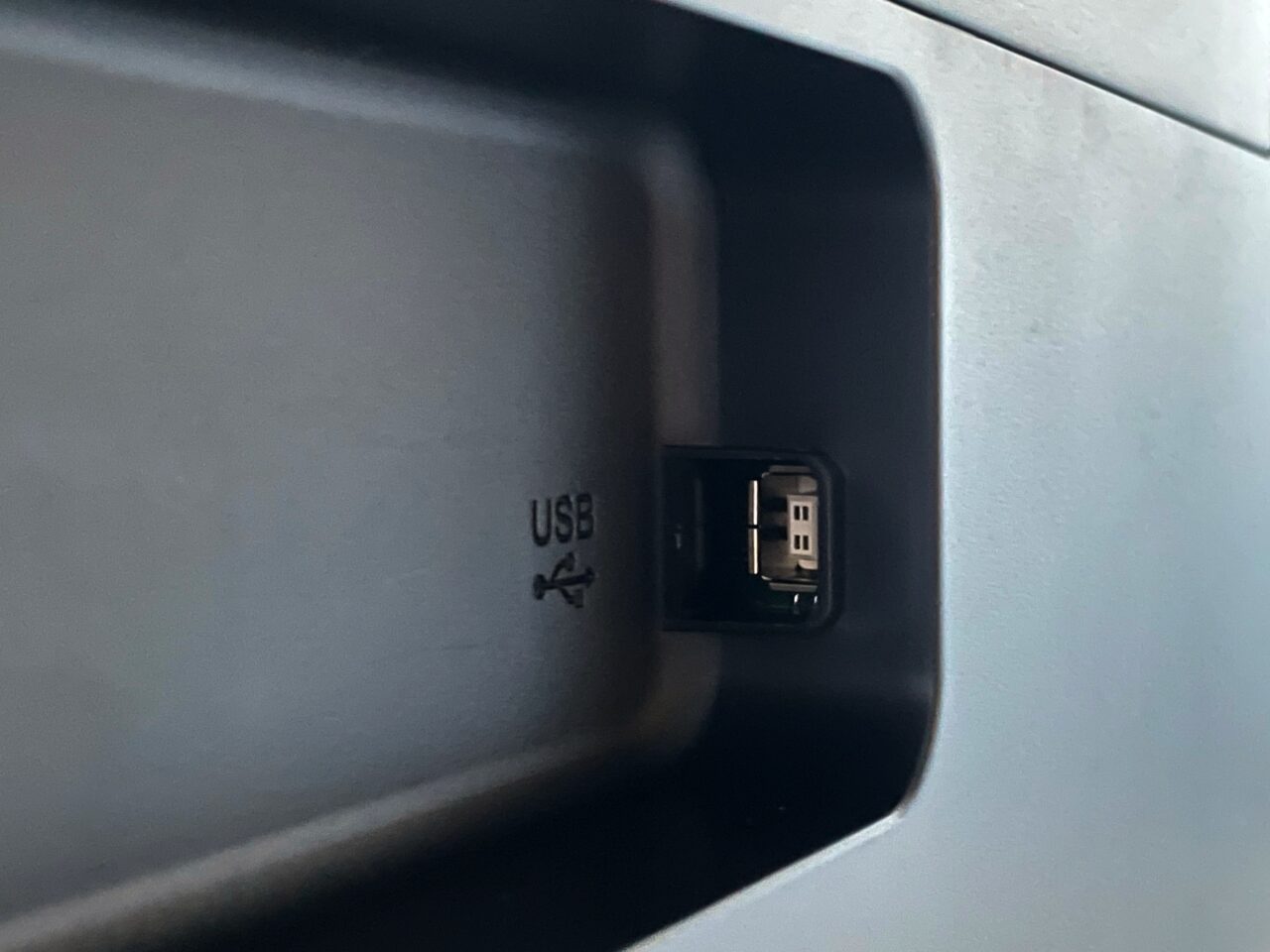 recenzja epson ecotank l3251. Port USB umieszczony w ciemnym zagłębieniu na szarym tle.