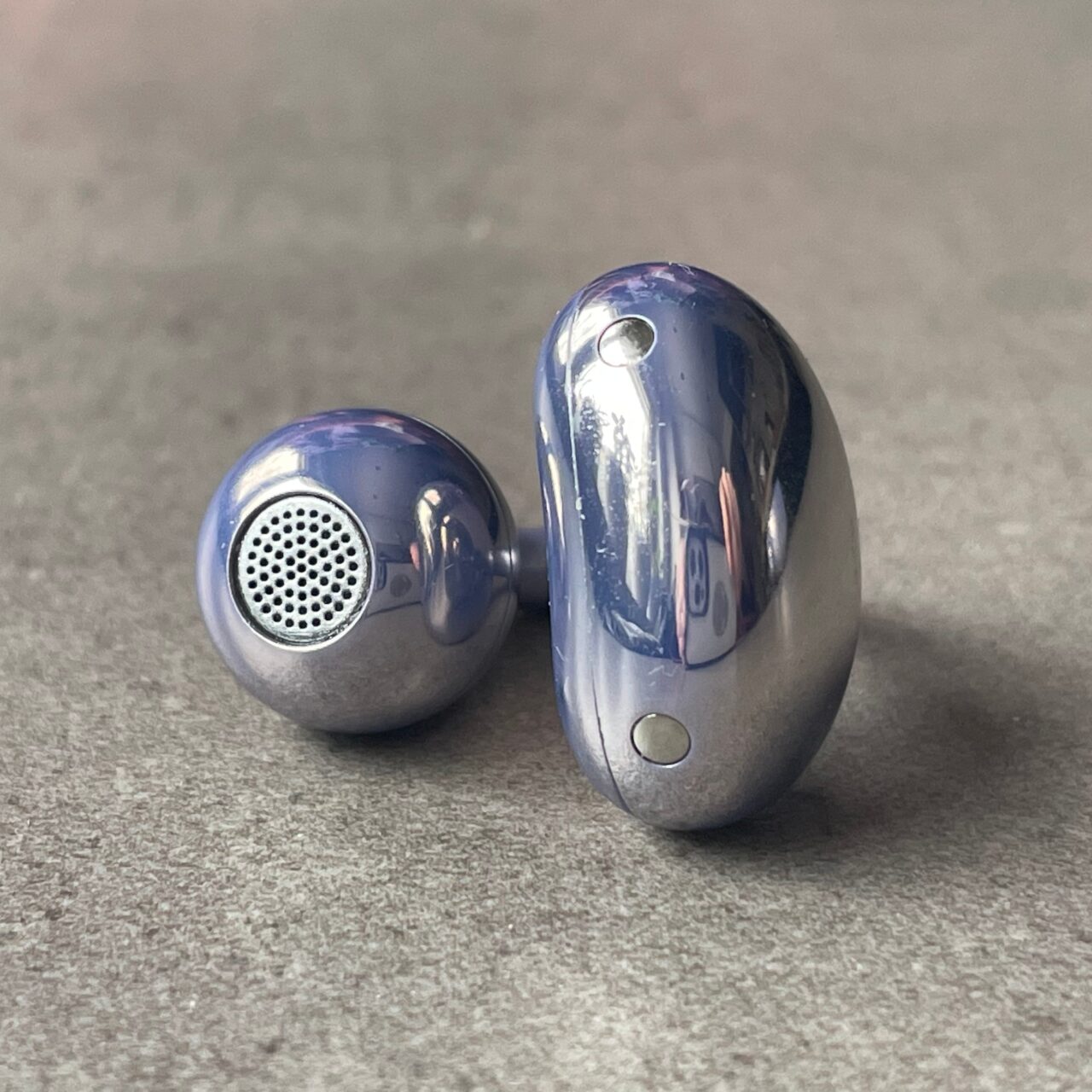 Srebrne bezprzewodowe słuchawki douszne Huawei FreeClip z elastycznym hakiem do umocowania na uchu.