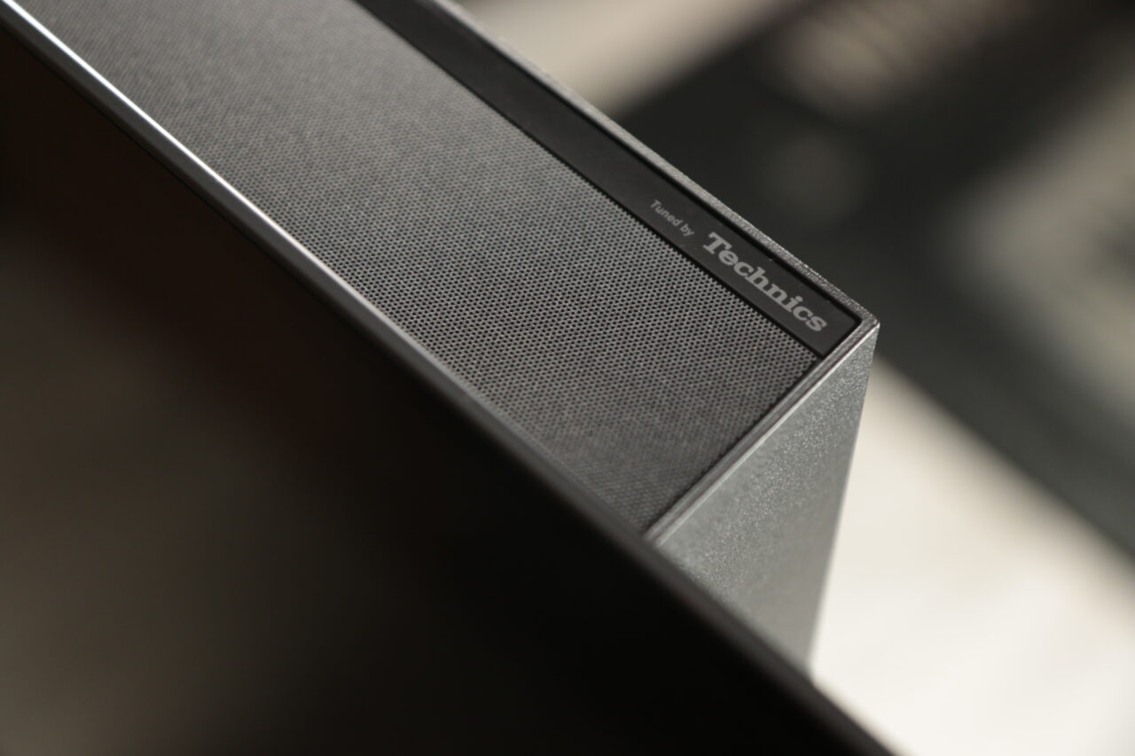 Zbliżenie na czarny głośnik testowanego telewizora Panasonic 65MZ2000 z napisem "Tuned by Technics".