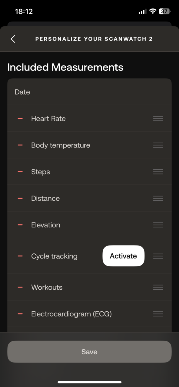Zrzut ekranu menu personalizacji w aplikacji mobilnej do monitorowania zdrowia, z opcjami pomiarów takimi jak tętno, temperatura ciała, kroki, dystans, wysokość, śledzenie cyklu, treningi i EKG. Przycisk "Aktywuj" widoczny przy opcji śledzenia cyklu, a na dole przycisk "Zapisz".