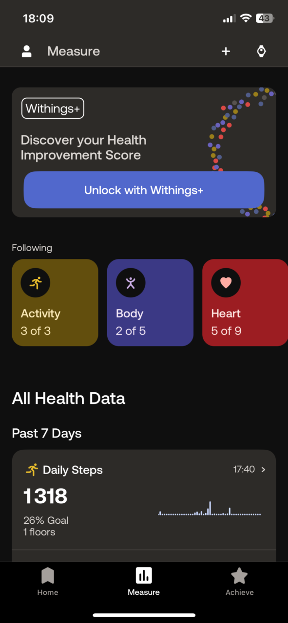 Zrzut ekranu aplikacji do monitorowania zdrowia wyświetlającej dane takie jak aktywność, stan ciała i zdrowie serca na czarnym tle. Na ekranie widoczne są również wykresy i statystyki dotyczące kroków oraz procent realizacji celu.