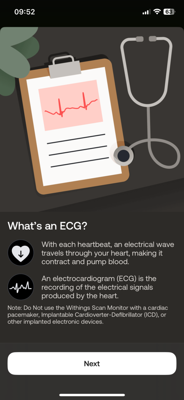 Zrzut ekranu z aplikacji edukacyjnej o elektrokardiogramie (EKG) z wykresami i tekstem wyjaśniającym, co to jest EKG oraz informacjami ostrzegawczymi na temat stosowania urządzenia. Na górze ekranu widoczne są ikony stanu baterii, Wi-Fi i zegara. W dolnej części ekranu przycisk "Next".