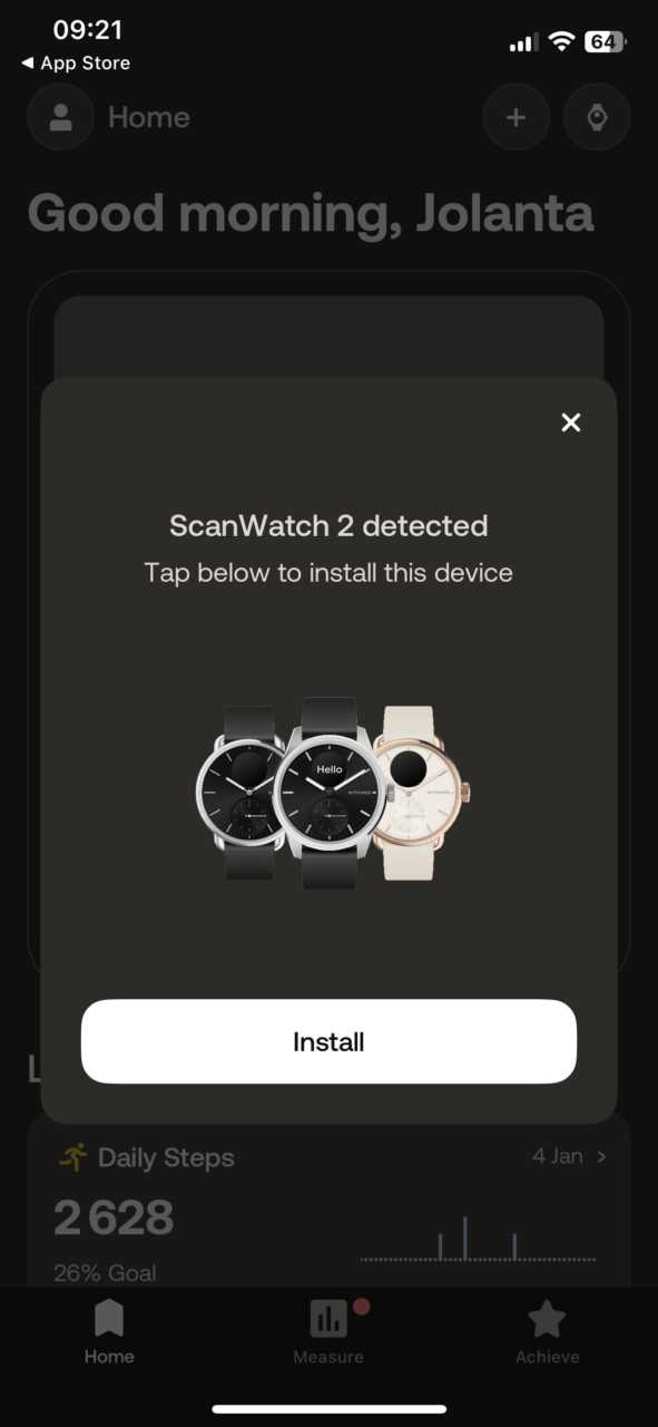 Zrzut ekranu interfejsu aplikacji mobilnej pokazujący powiadomienie o wykryciu zegarka ScanWatch 2 z opcją instalacji i trzema wariantami wyglądu tego zegarka.