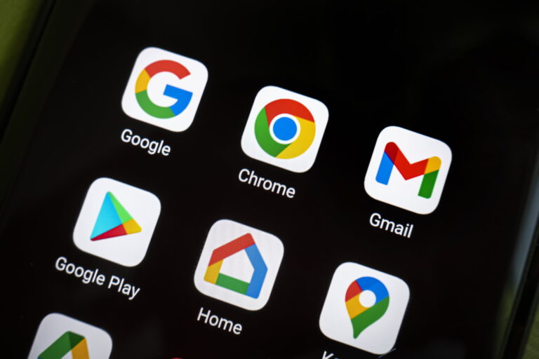 Ekran smartfona z wyświetlonymi ikonami aplikacji Google, w tym Google Chrome, Gmail, Google Play, i Home na czarnym tle. Rozszerzenia Chrome na Androida.