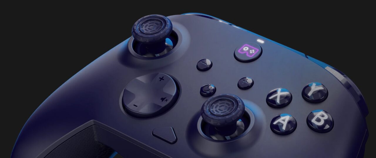 Niebieski kontroler do gier Samsung z przyciskami i joystickami, w tle ciemne rozmycie.