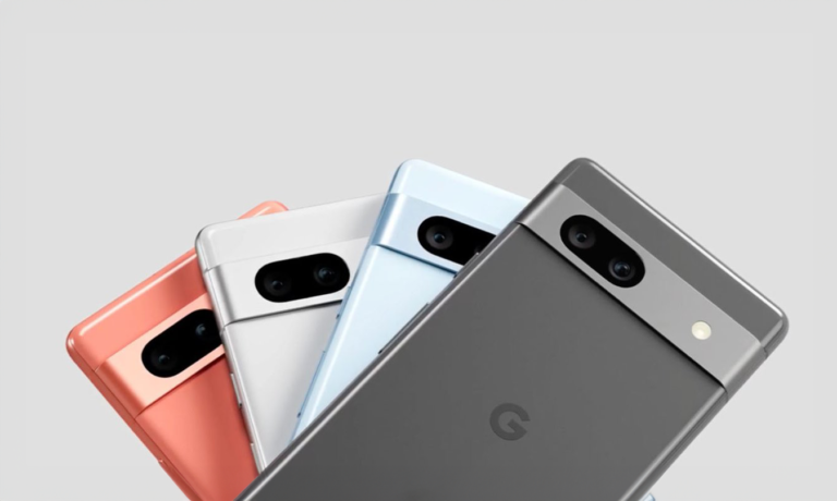 Cztery smartfony Google Pixel 7a rozmieszczone wachlarzowato, prezentujące tylną część z systemem podwójnych kamer i logiem Google, w różnych kolorach: różowym, białym, niebieskim i czarnym.