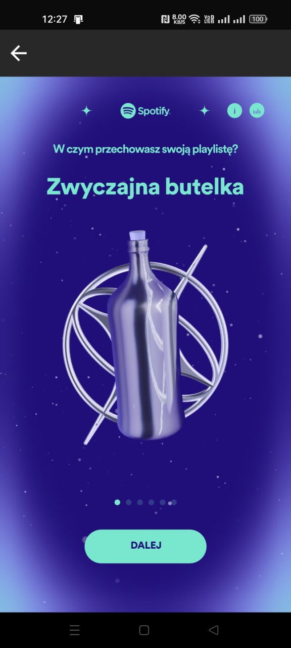 Ekran aplikacji Spotify z grafiką srebrnej butelki w otoczeniu abstrakcyjnych orbit, tekst "Zwyczajna butelka" i przycisk "DALEJ" na niebieskim tle.