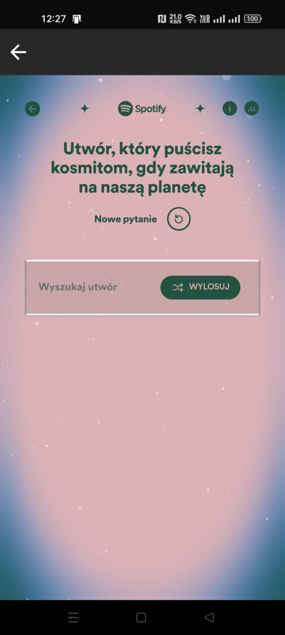 Zrzut ekranu aplikacji Spotify z interaktywnym pytaniem "Utwór, który puścisz kosmitom, gdy zawitają na naszą planetę", polem do wyszukiwania utworów i przyciskiem "Wylosuj".
