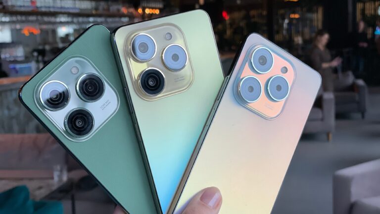 Trzy smartfony tecno spark 20 pro o różnych kolorach trzymane w dłoni, prezentujące tylną stronę z układami potrójnych aparatów fotograficznych.
