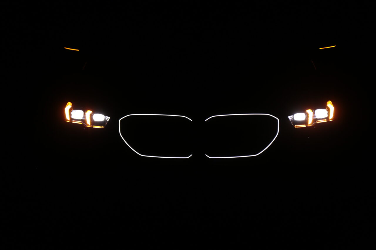 Włączone reflektory testowanego BMW i5 M60 xDrive widoczne nocą z podświetloną nerką