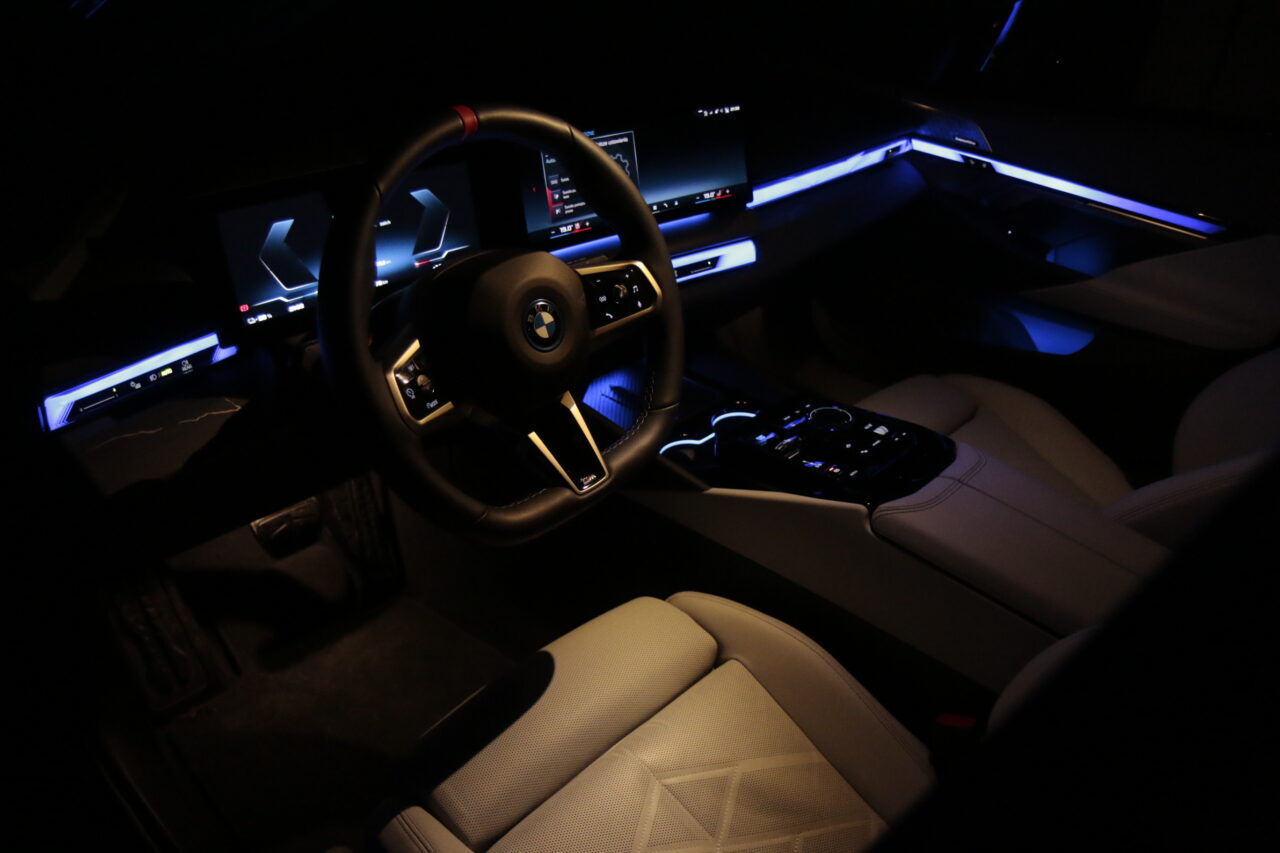Oświetlenie wnętrza testowanego BMW i5 M60 xDrive