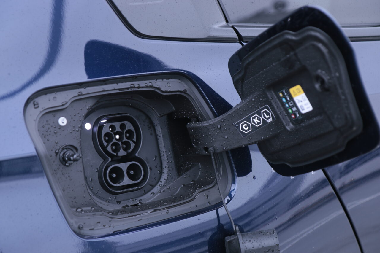 Gniazdo ładowania testowanego BMW i5 M60 xDrive, obrazujące wysokie zużycie energii i niski zasięg auta.
