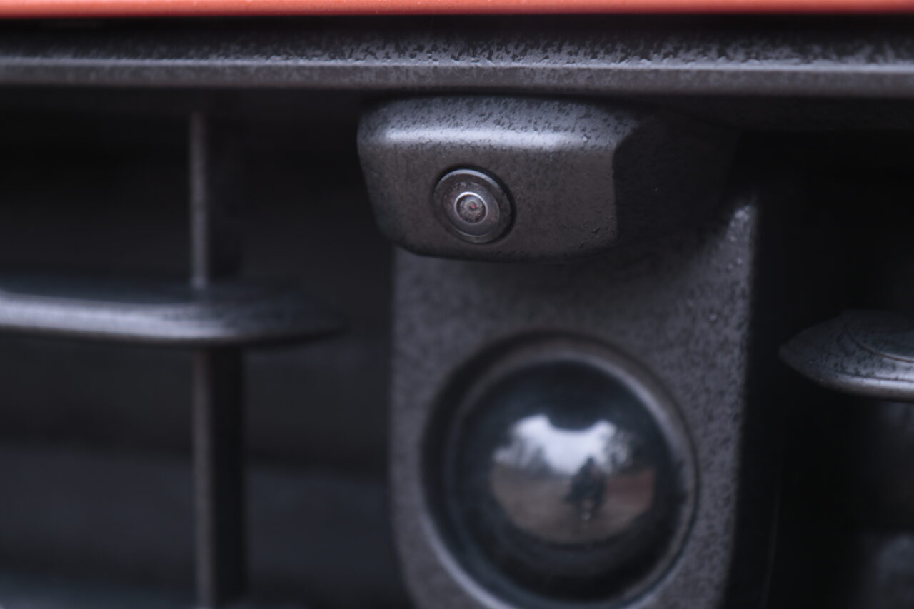 Kamera przednia z radarem testowanego Porsche Macan T