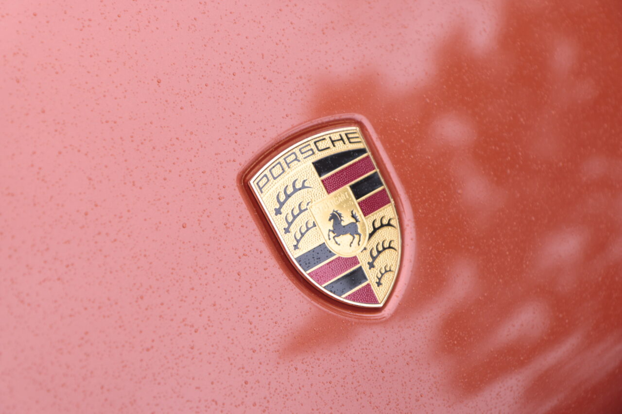 Logo testowanego Porsche Macan T