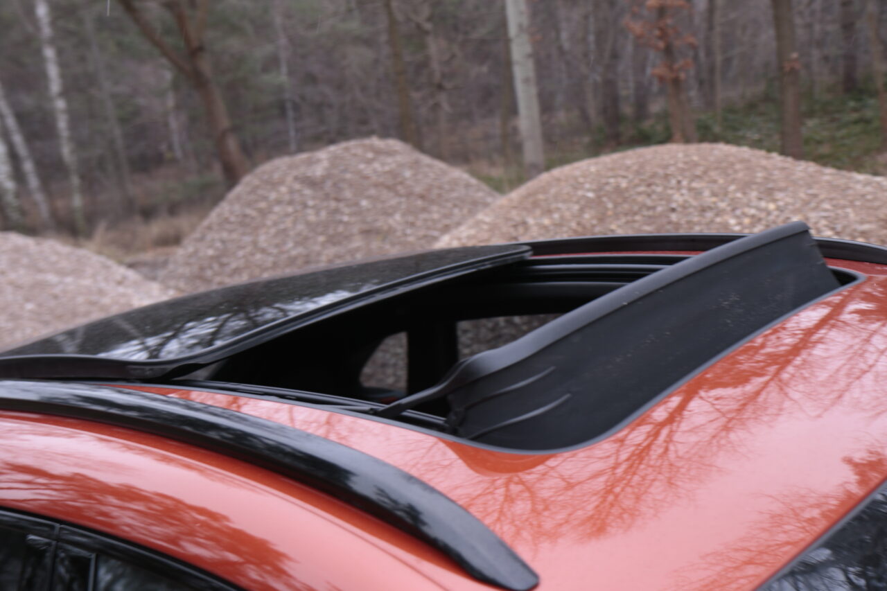 Okno dachowe testowanego Porsche Macan T
