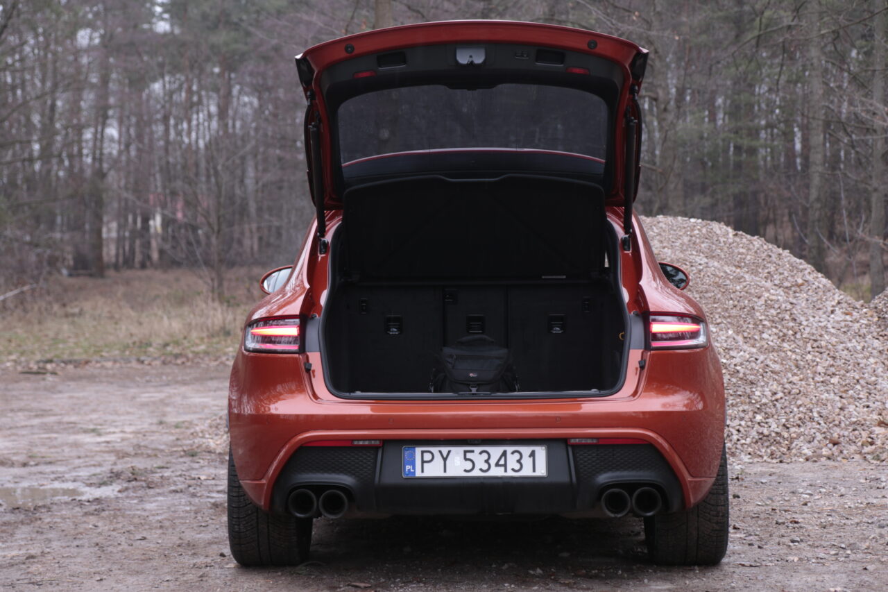 Bagażnik testowanego Porsche Macan T