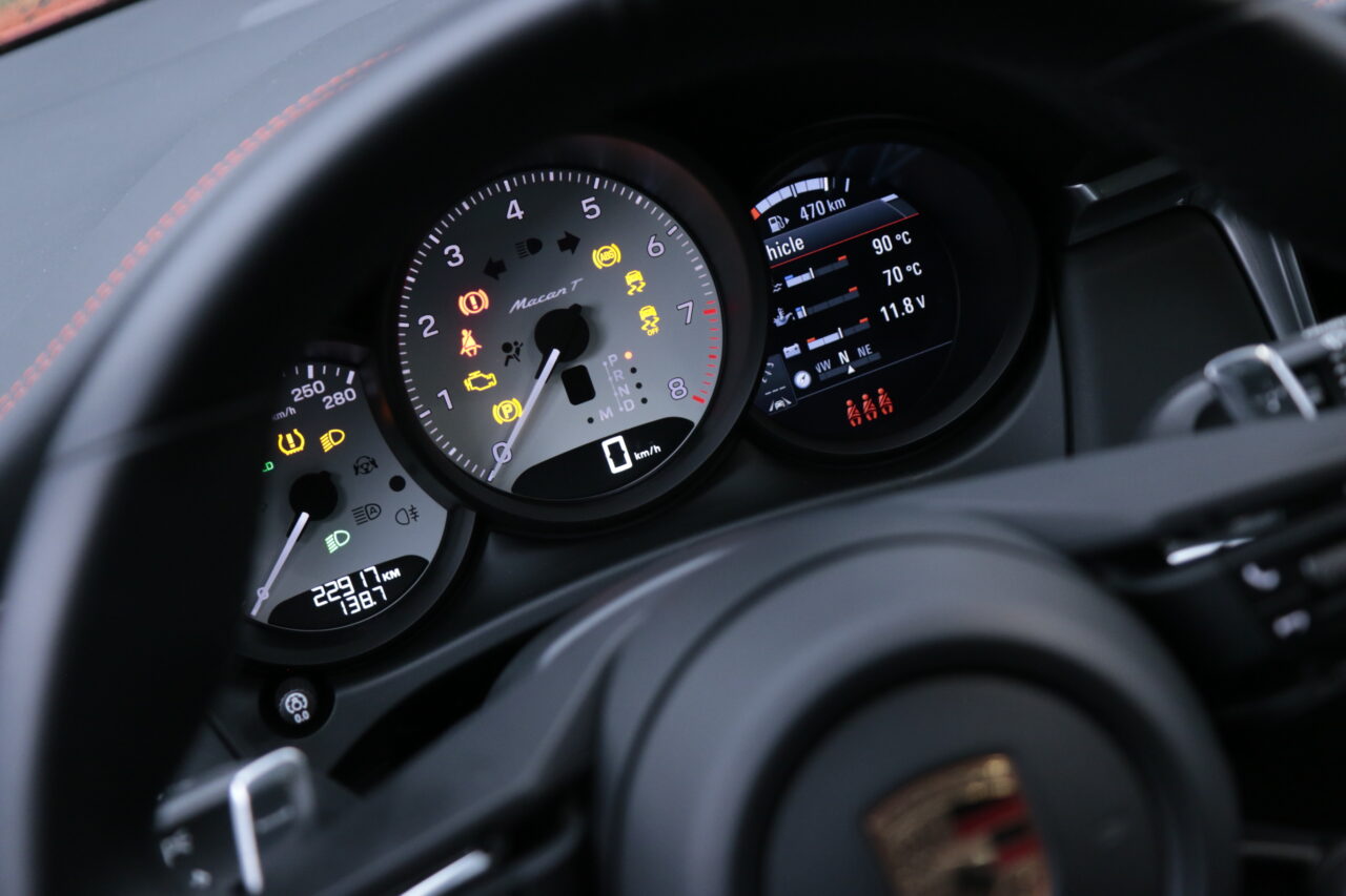 Zestaw zegarów testowanego Porsche Macan T