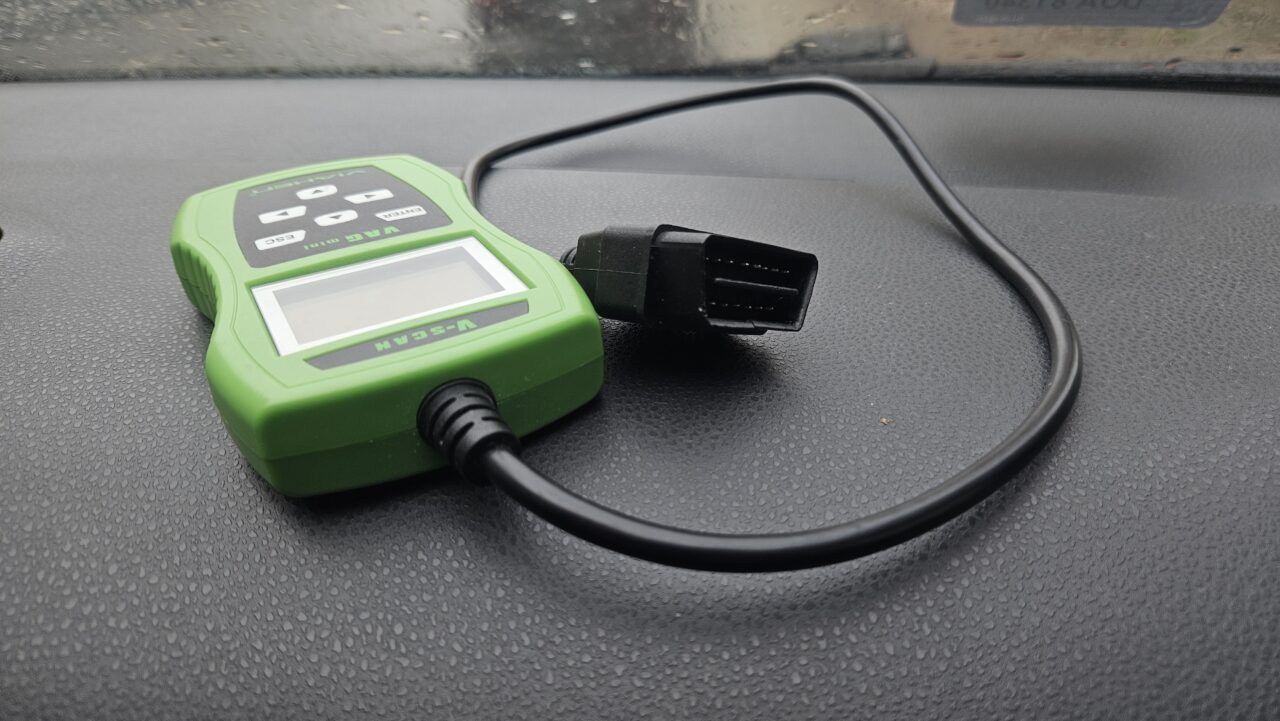 viagen v-scan vag mini zielony skaner diagnostyczny do samochodu leżący wewnątrz pojazdu