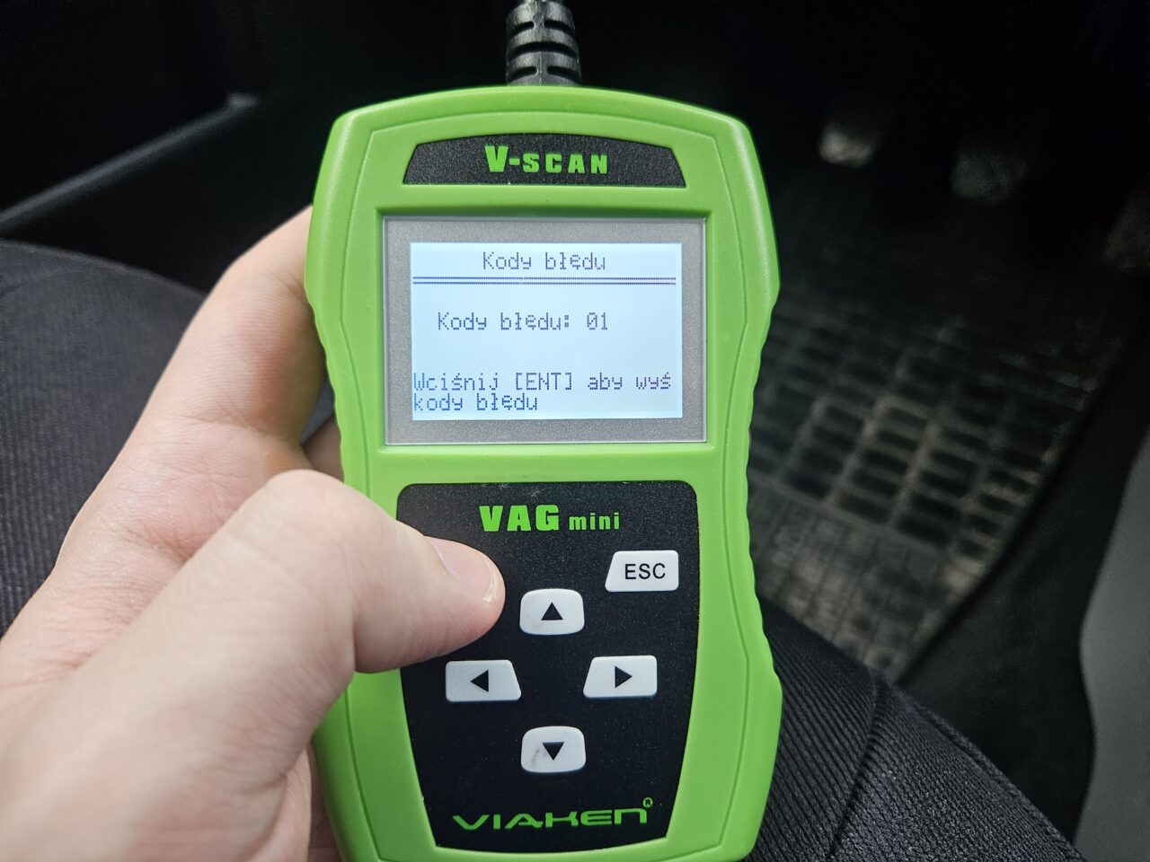 viagen v-scan vag mini zielony skaner diagnostyczny do samochodu podłączony do gniazda OBD w aucie