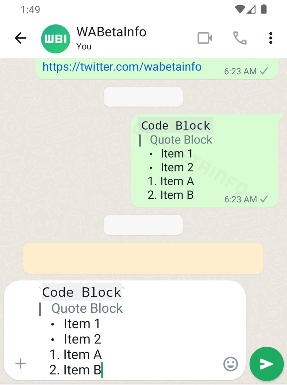 Zrzut ekranu z aplikacji komunikatora WhatsApp, pokazujący rozmowę z użytkownikiem o nazwie "WABetaInfo". W oknie czatu widoczne są dwie wiadomości z różnymi blokami kodu i formatowaniem listy.