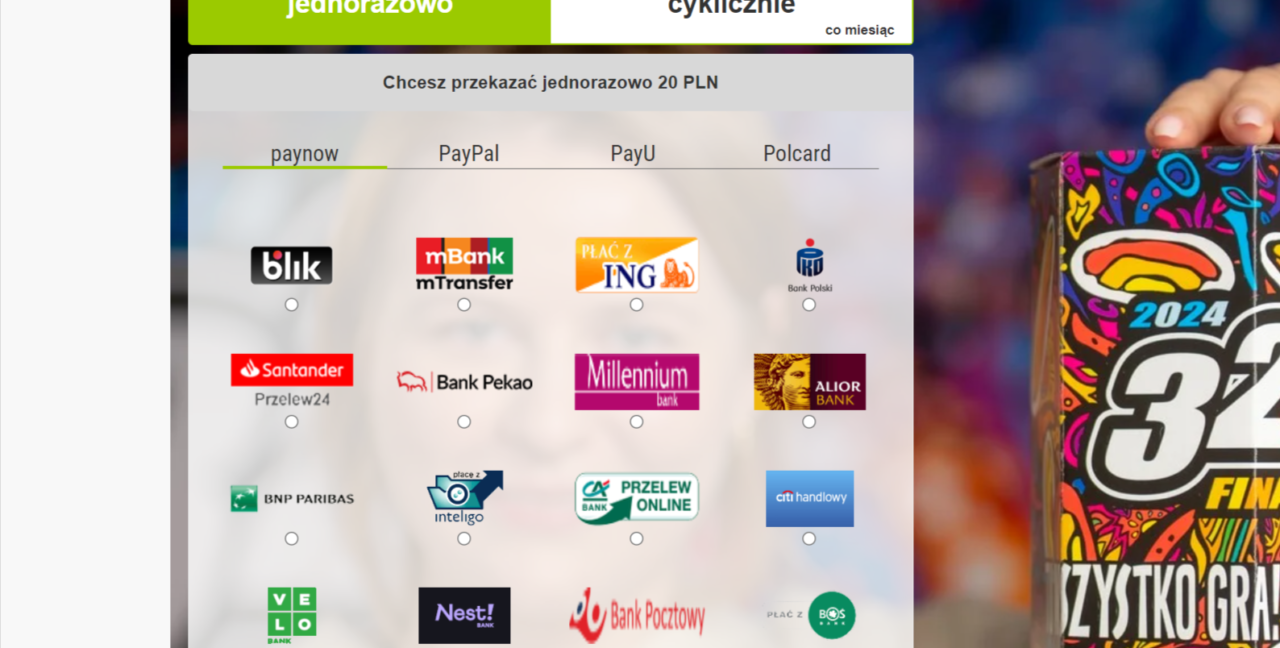 Ekran wyboru metody płatności online z różnymi dostępnymi opcjami, takimi jak paynow, PayPal, PayU, BLIK, Santander, mTransfer, ING, PKO BP, itd., oraz dłoń trzymająca kolorowe pudełko z napisem "2024 FINAŁ" na tle nieostrym.