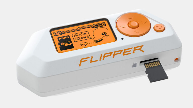 Urządzenie Flipper Zero elektroniczne Flipper Zero z pomarańczowymi akcentami i wyświetlaczem, obok którego jest czarna karta SD.