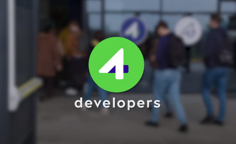 Zdjęcie grupy ludzi w tle z rozmytym ostrością i dużym zielonym logo "4 developers" na pierwszym planie.