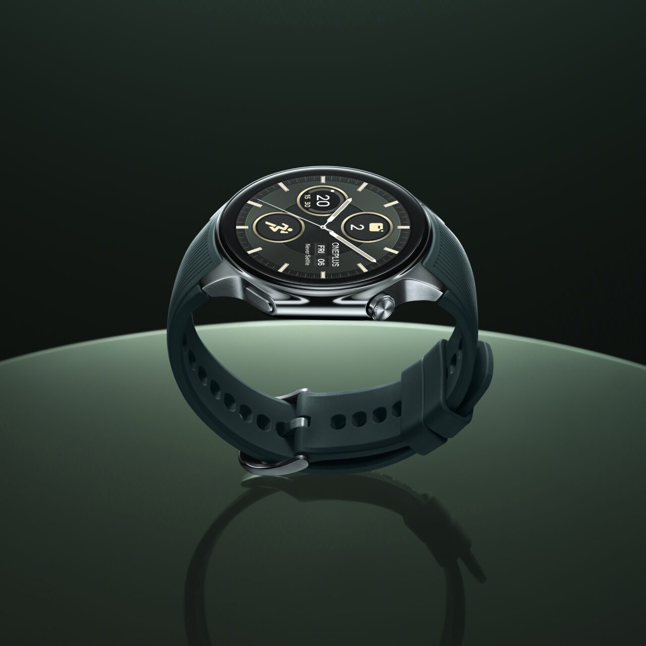 Inteligentny zegarek z czarną kopertą i paskiem z silikonu, wyświetlający tradycyjny interfejs zegarowy, na ciemnoszarym tle z odbiciem na błyszczącej powierzchni.