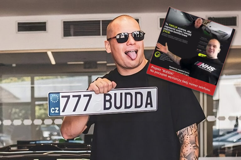 Łysy mężczyzna w okularach (Budda) przeciwsłonecznych wysuwa język, trzyma tablicę rejestracyjną z napisem "777 BUDDA" oraz ma tatuaż na lewym ramieniu; w tle plakat z jego wizerunkiem promujący projekt "BUDDA".