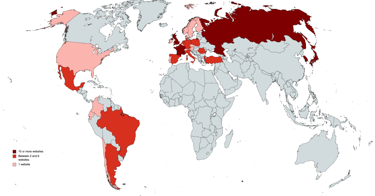 Mapa świata z zaznaczonymi kolorami w zależności od liczby stron internetowych w danym kraju, legenda: czerwony ciemny - 10 lub więcej stron, czerwony jaśniejszy - między 2 a 9 stron, różowy - 1 strona, szare - brak danych.