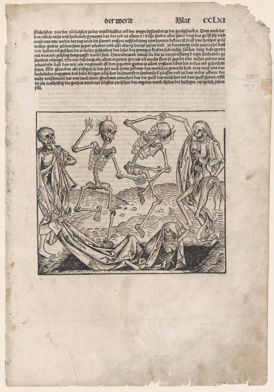 Drzeworyt przedstawiający trzy szkielety tańczące wokół trumny, z gotyckim tekstem pisanym w języku niemieckim w górnej części strony. Cyfrowe wskrzeszanie zmarłych a wyobrażenia o śmierci.