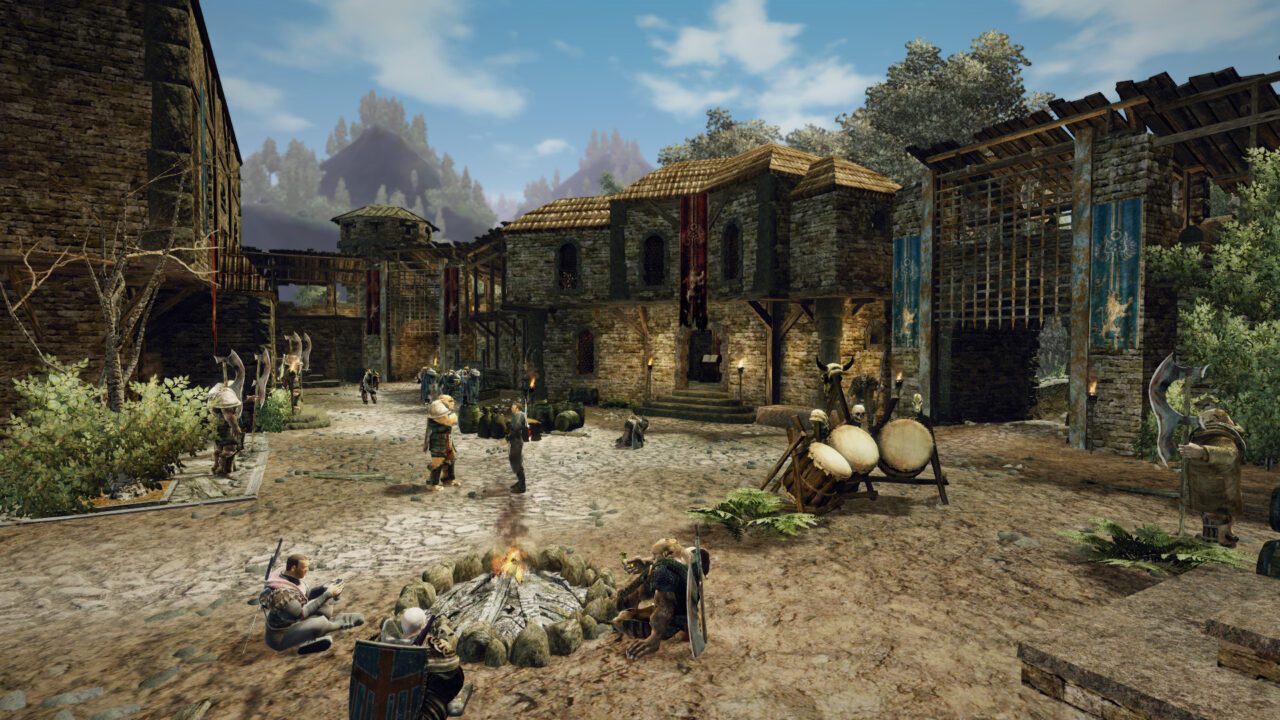 Kody do Gothic 3 - grafika do tekstu. Scena z gry komputerowej przedstawiająca średniowieczną wioskę z postaciami w zbrojach, rozpalonym ogniskiem i budynkami z kamienia.