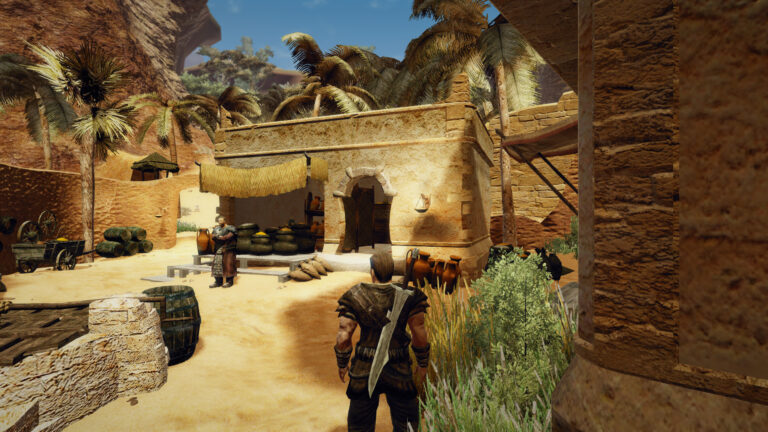 Scena gry komputerowej przedstawiająca postać z plecakiem w średniowiecznym stroju przechadzającą się przez pustynną wioskę z palmami i piaskiem w tle.