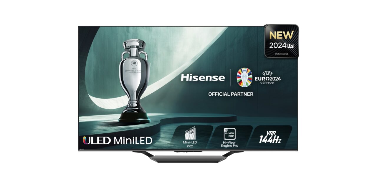 Telewizor Hisense ULED MiniLED z logo Mistrzostw Europy w Piłce Nożnej UEFA Euro 2024 i oznaczeniem jako oficjalny partner, z naklejką informującą o nowym modelu na rok 2024 i technologiami takimi jak Mini-LED Pro, AI Hi-View Engine Pro oraz VRR 144Hz.