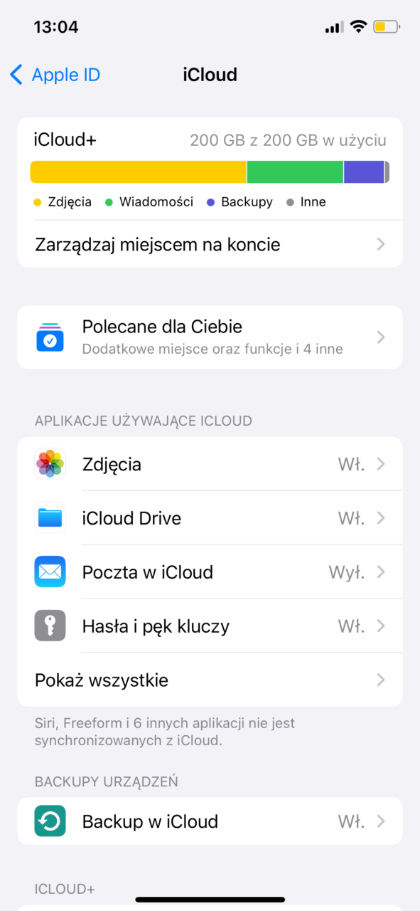 Jak przenieść kontakty z telefonu na telefon? Ekran ustawień iCloud w języku polskim pokazujący zużycie pamięci 200 GB, opcje aplikacji i backupy.