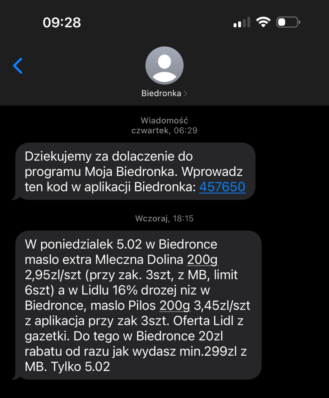 Zrzut ekranu rozmowy SMS z nadawcą "Biedronka" pokazujący dwie wiadomości promocyjne i unikalny kod do programu lojalnościowego.