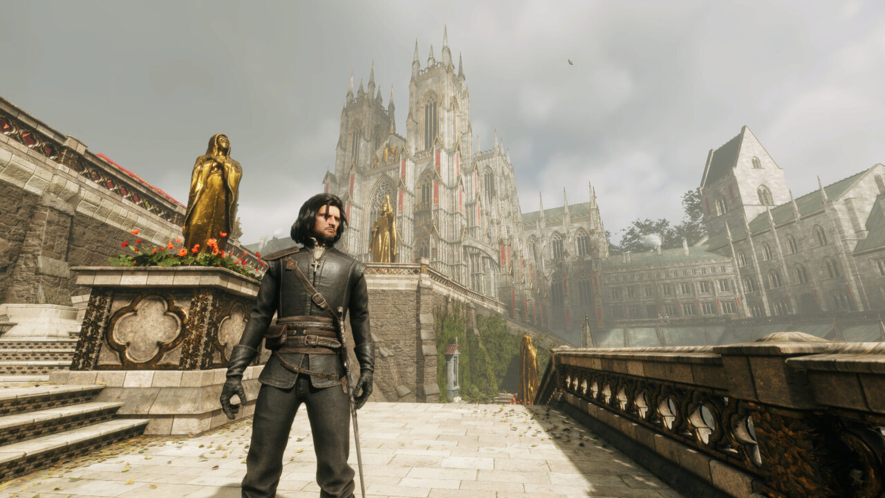 Kadr z gry Inkwizytor. Mężczyzna w czarnym stroju średniowiecznego wojownika stoi na kamiennym moście w wirtualnym mieście z imponującą gotycką katedrą w tle.