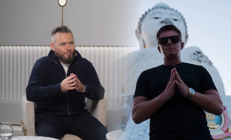 Krzysztof Stanowski Kanał Zero i Mateusz Borek Kanał Sportowy. Dwaj mężczyźni siedzą naprzeciwko siebie w pozycji skupienia z złożonymi dłońmi; w tle widnieje duża statua Buddy.