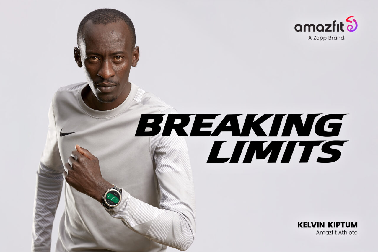 Kelvin Kiptum z zegarkiem Amazfit. Sportowiec w sportowym stroju i z inteligentnym zegarkiem na nadgarstku pozuje do kampanii reklamowej z hasłem "BREAKING LIMITS" oraz logo marki Amazfit.
