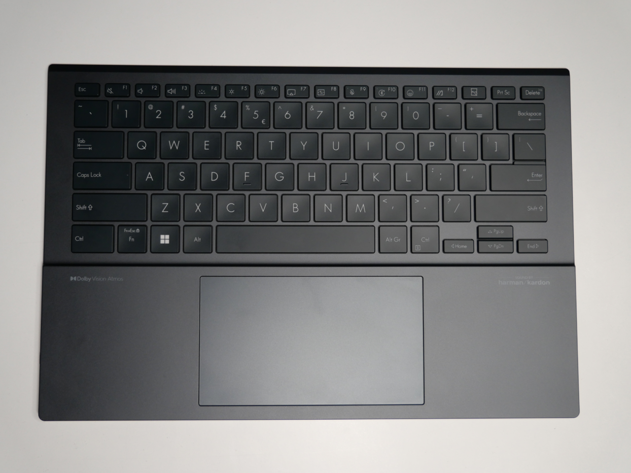 Czarna klawiatura laptopa z touchpadem na białym tle.