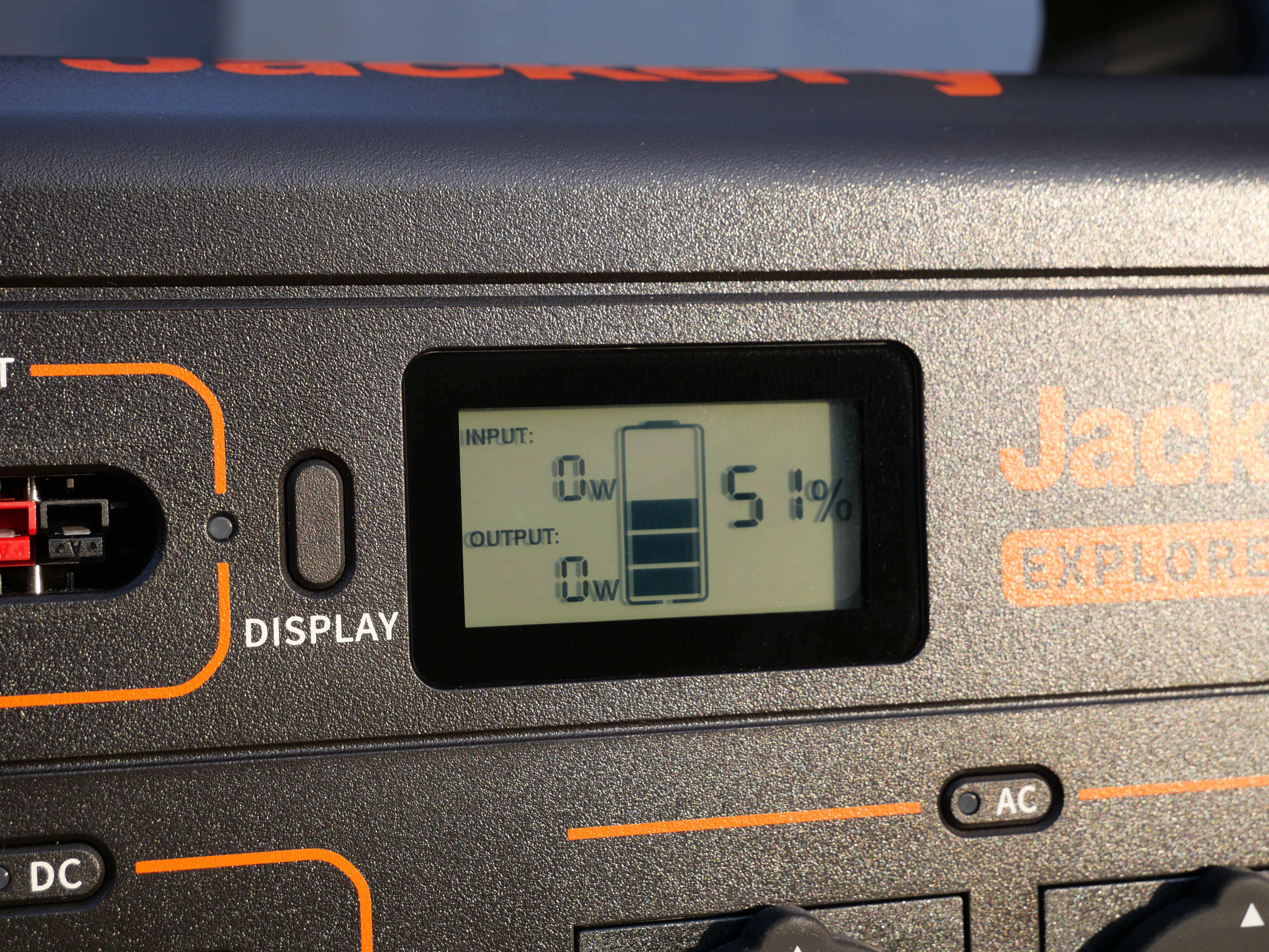 Wyświetlacz LCD pokazujący stopień naładowania w stacji zasilania Jackery.