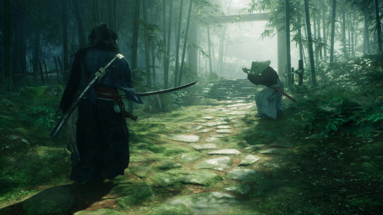 Postać samuraja z mieczem na leśnej ścieżce składającej się z kamieni, stojącej naprzeciw drugiego postaci w tradycyjnym stroju i kapeluszu, w tle bambusowy las w mglistym świetle.